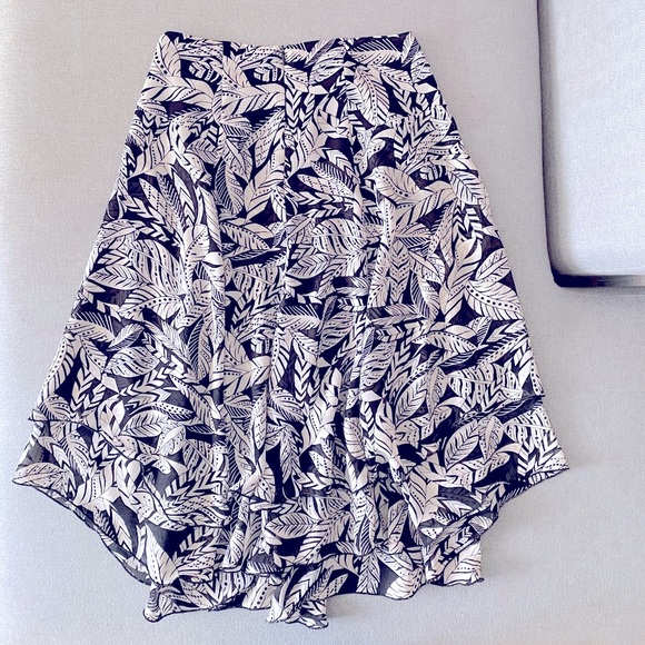 🖤🤍MELANIE LYNE 🖤🤍double layered black and white leaf design skirt. Size 6. - Picture 2 of 8